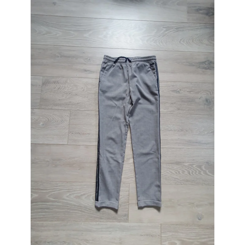 Grijze broek maat 140