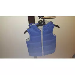 Veste fourrée sans manches avec capuche garçon taille 4-5 ans.