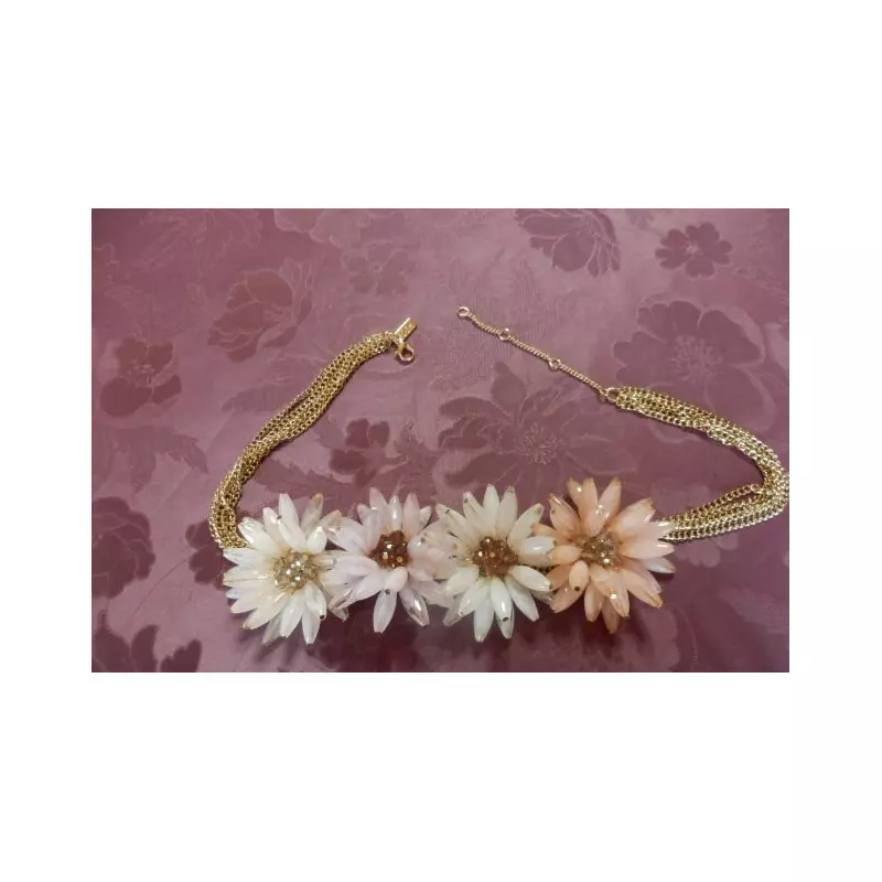 collier fantaisie fleurs et strass 